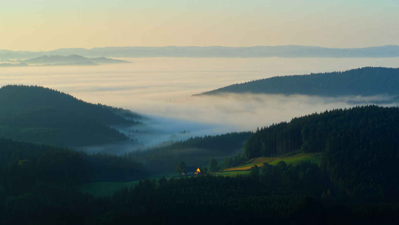 Deutsches Gebirge im Morgennebel mit Flusstal