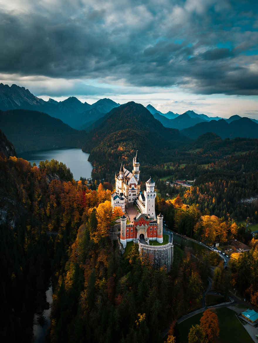 Bayerische Alpen mit Schloss Neuschwanstein im Herbst
